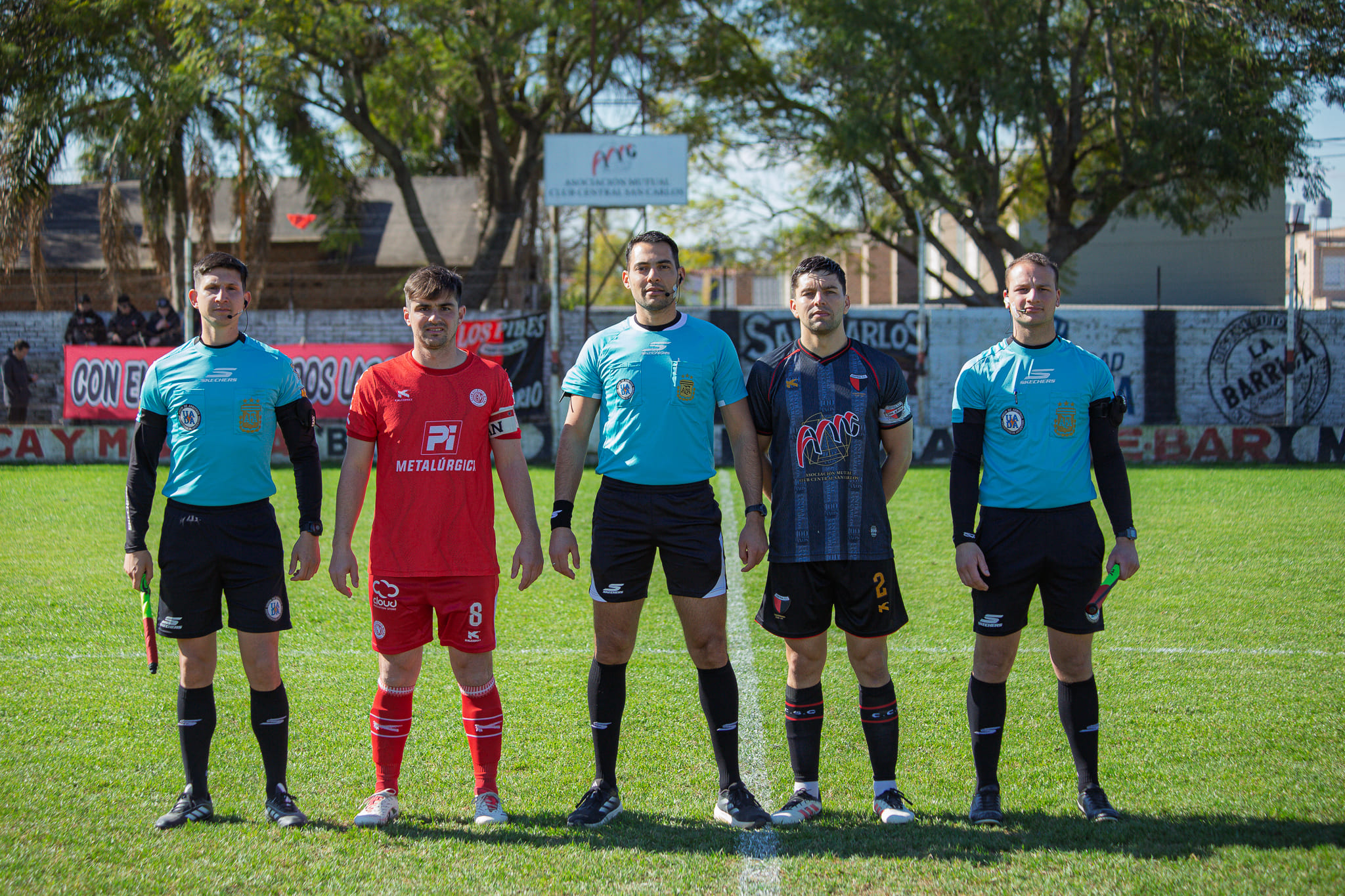 Equipo en la cancha con indumentaria Kalcomax